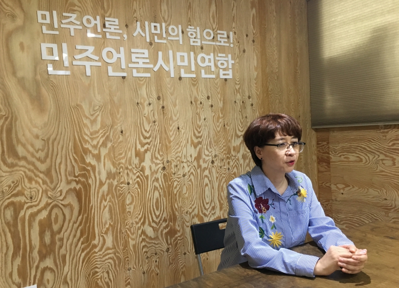 김언경 민주언론시민연합 사무처장이 12일 와 인터뷰를 하고 있다